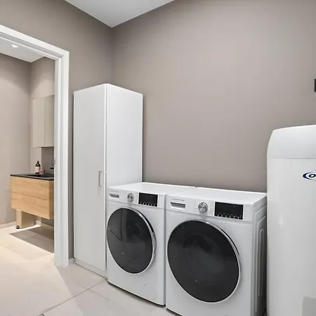 4 Bedroom Penthouse Appartment, Right On The Mainstreet Apartment *