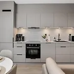 4 Bedroom Penthouse Appartment, Right On The Mainstreet Apartment